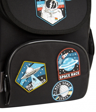 Нарушена упаковка!  <712387> Рюкзак Schoolformat BASIC ОТКРЫТЫЙ КОСМОС 13 л черн. 38х28х16 жестк. каркас 1 отд. молния держатель д/карточек, брелок, д/мальчиков РЮКЖК-ОК (247703)