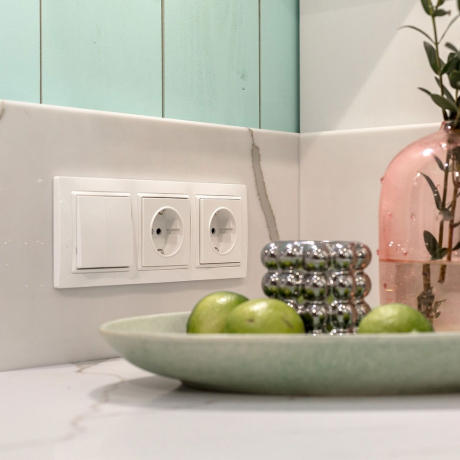 Розетка с заземлением и со шторками, без рамки Werkel белый W1171101